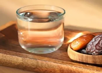 التمر والماء… بداية صحية تليق بإفطار رمضان