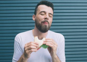 في رمضان… كل ببطء لتحم معدتك من عسر الهضم
