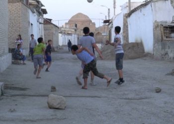 حين يتحول الشارع إلى ملعب للأطفال: أزمة فضاءات أم أزمة تربية؟