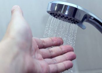 لماذا ينصح الخبراء بالاستحمام الفاتر خلال موجات الحر؟